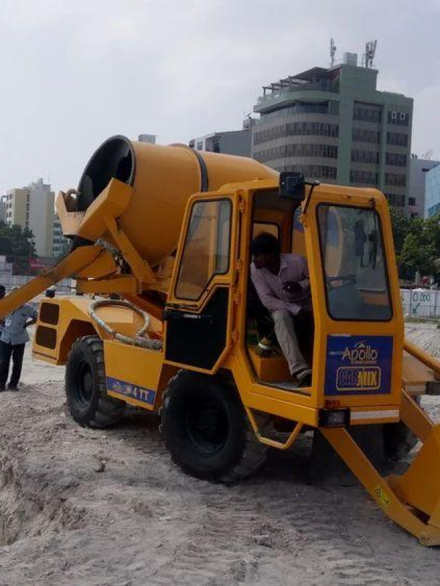 How Do Self Loading Concrete Mixers Simplify Concrete Production at Job Sites?